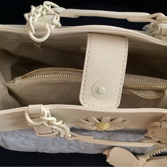 Betsey Johnson Blue XOBECA quilted blue and cream daisy butterfly tote - Picture 11 of 12